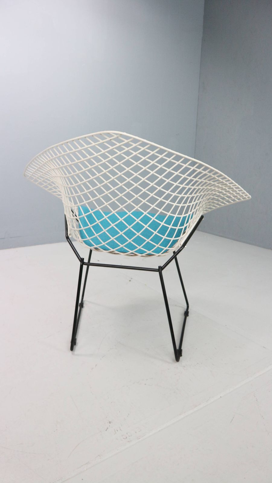 photo buy Diamond Chair By Harry Bertoia In White & Black Metal And New Blue Seating