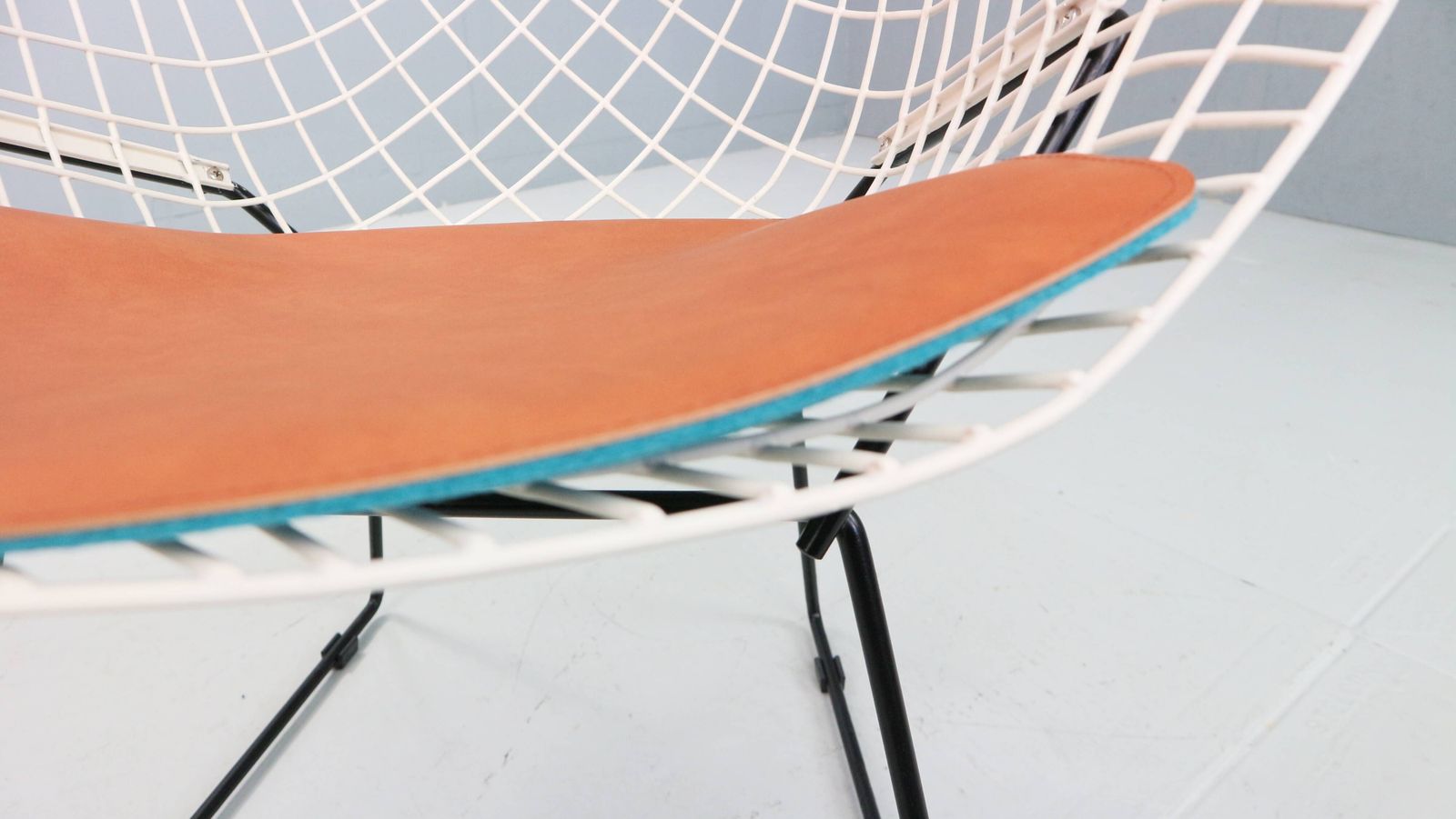 Diamond Chair By Harry Bertoia In White & Black Metal And New Leather Seati photo vintage
