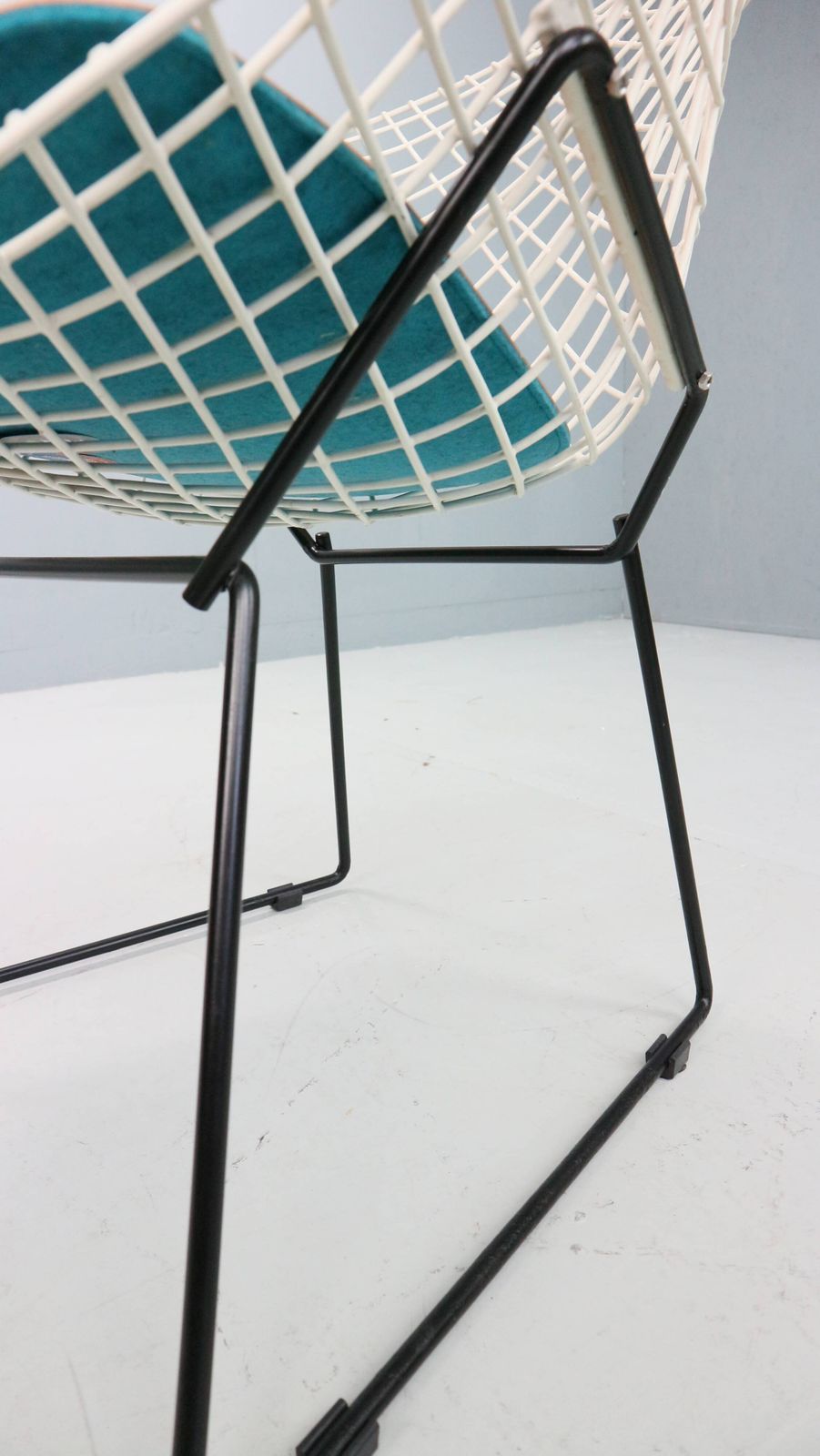 591.0 Diamond Chair By Harry Bertoia In White & Black Metal And New Leather Seati photo