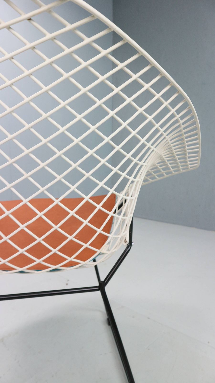 photo buy Diamond Chair By Harry Bertoia In White & Black Metal And New Leather Seati