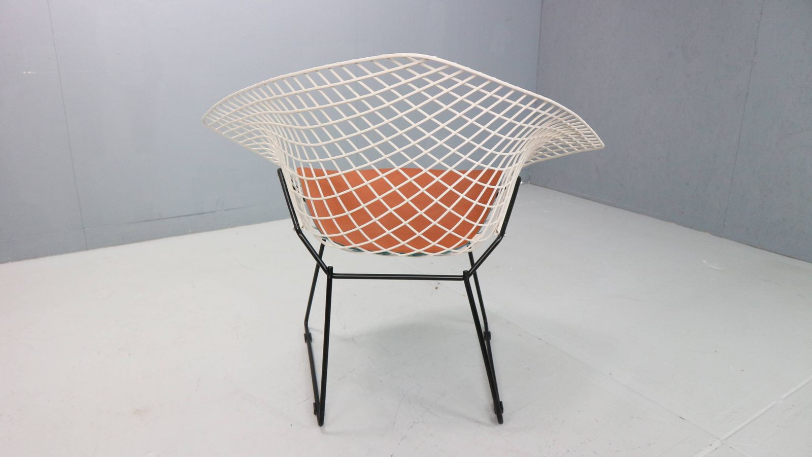photo vintage Diamond Chair By Harry Bertoia In White & Black Metal And New Leather Seati