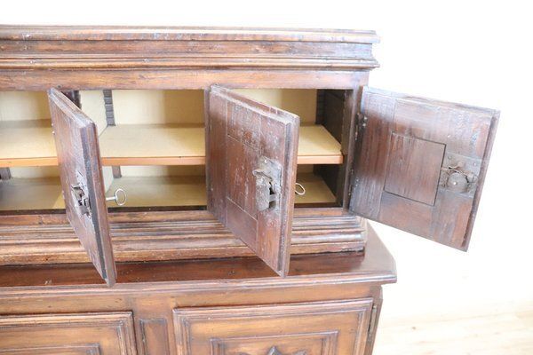 photo vinterior Antique Cabinet In Walnut Wood, 1600s