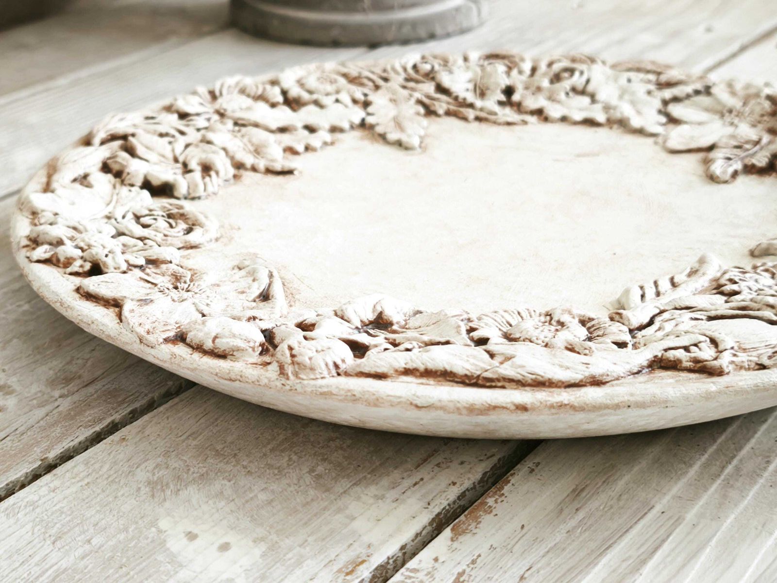 Shabby Chic Floral Wall Plaque: Aged Wood, Textured White Flowers photo vinterior