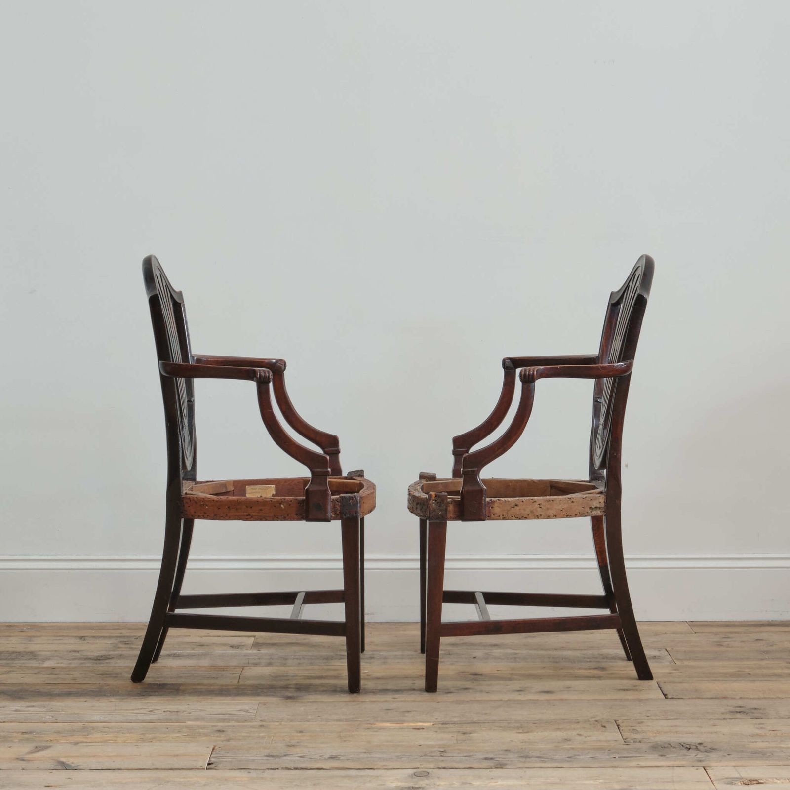 Pair Of George III Heppelwhite Mahogany Carver Chairs photo vinterior