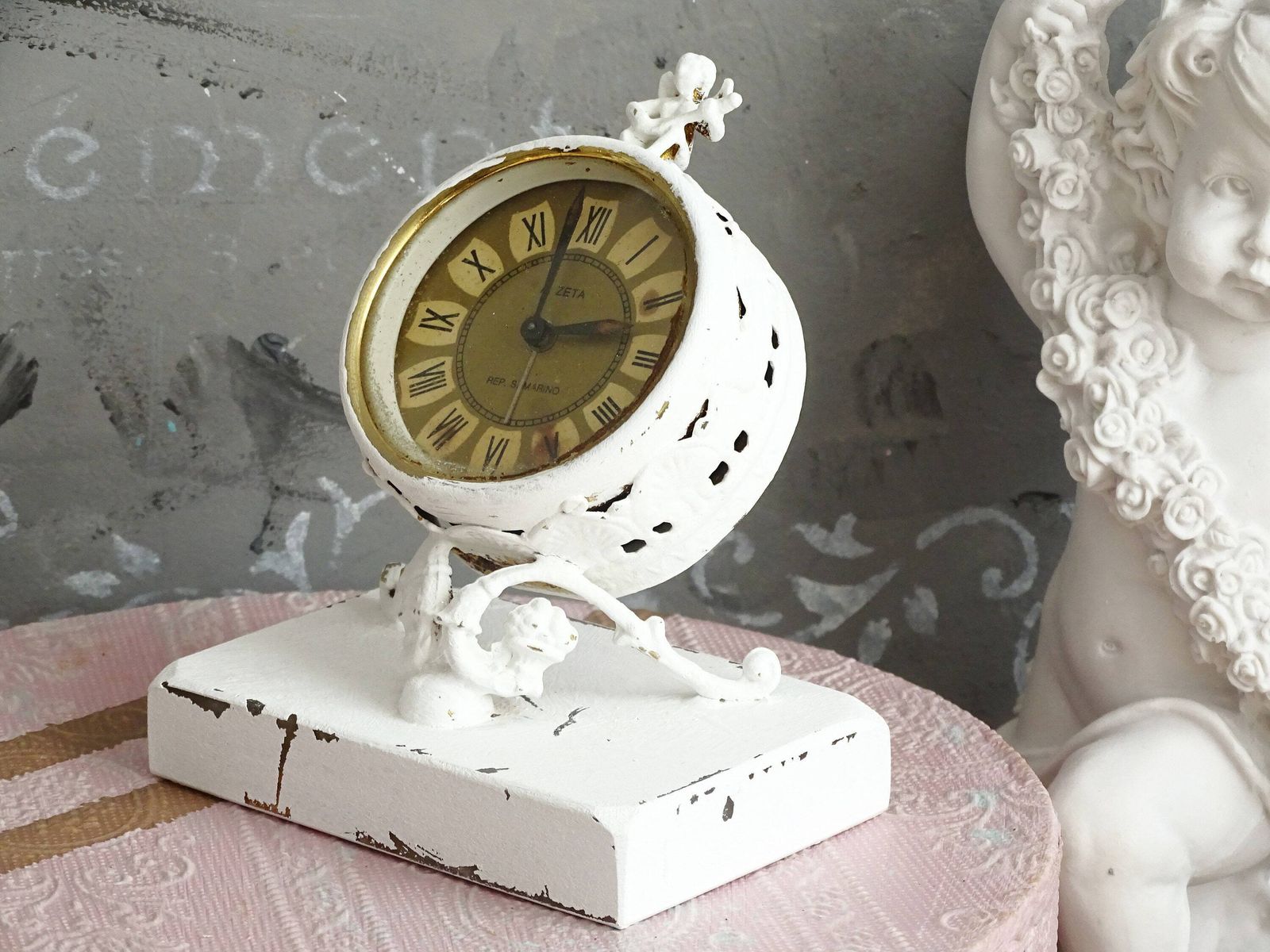 Wit Antiek Tafelklokje Met Cherub: Gekanteld Rococo Metalen Bureaudecor photo for sale