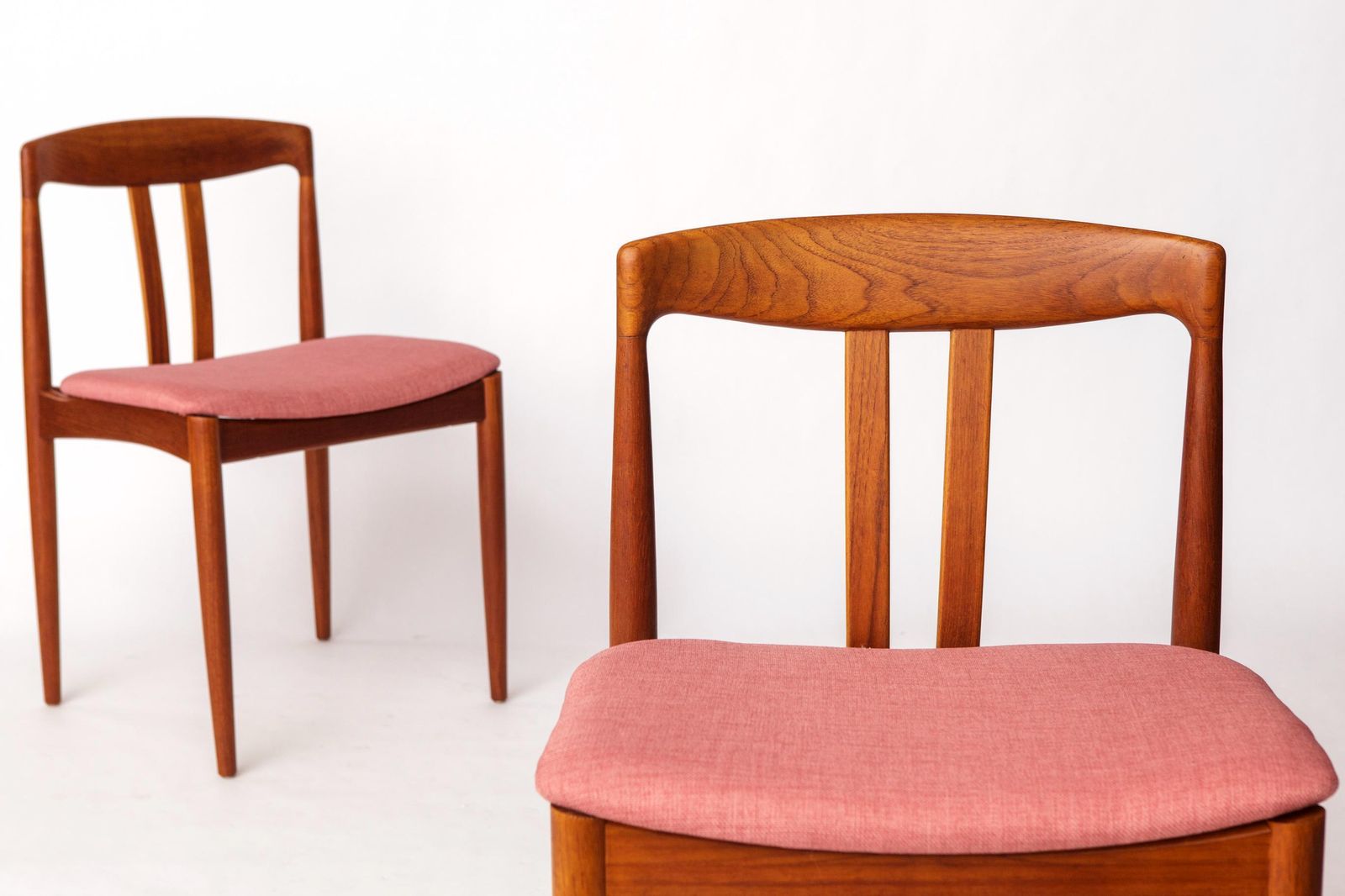Set Of 4 Bramin Teak Dining Chairs – Denmark 1960s – Pink Upholstery – Mid Century Modern photo vinterior