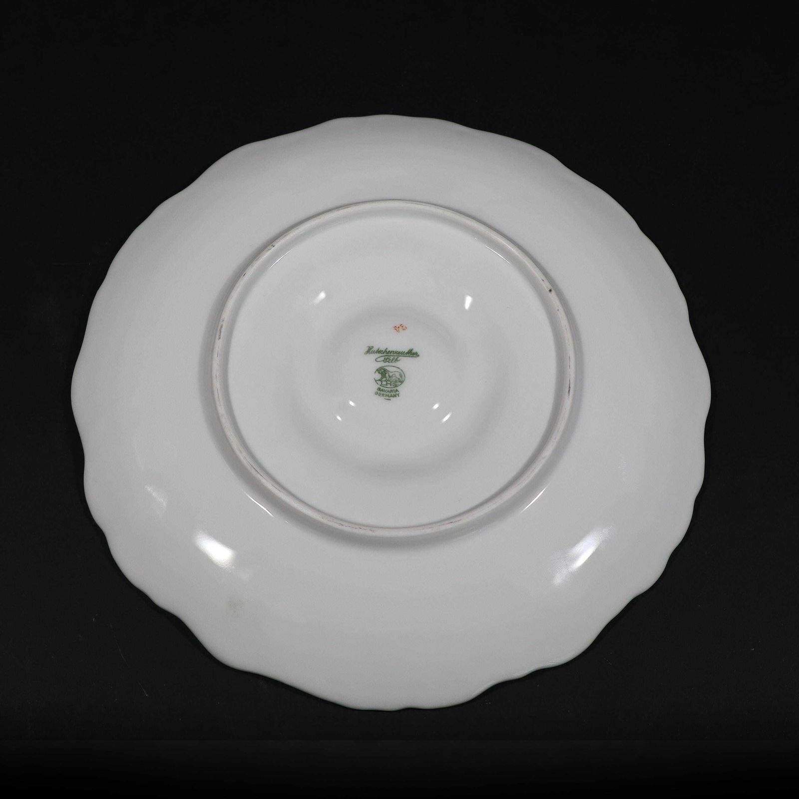 photo furniture Art Deco Oyster Plates In White And Gold Porcelain By Hutschenreuther S/2