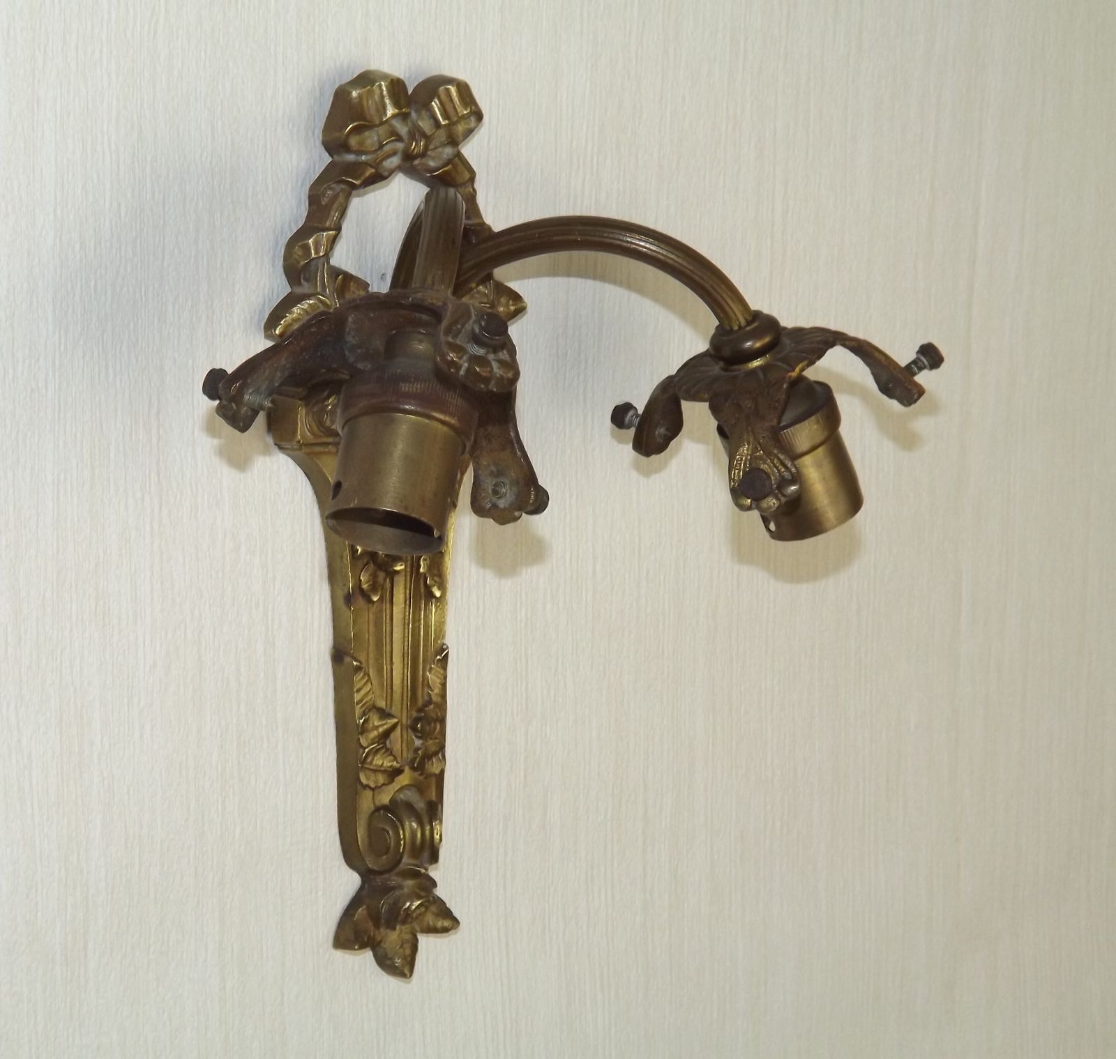 Applique murale double de style Rococo Revival français, en bronze, abat-jour en verre blanc à motifs. Luminaire d'époque. Double applique murale. Détail nœud et ruban. photo for sale