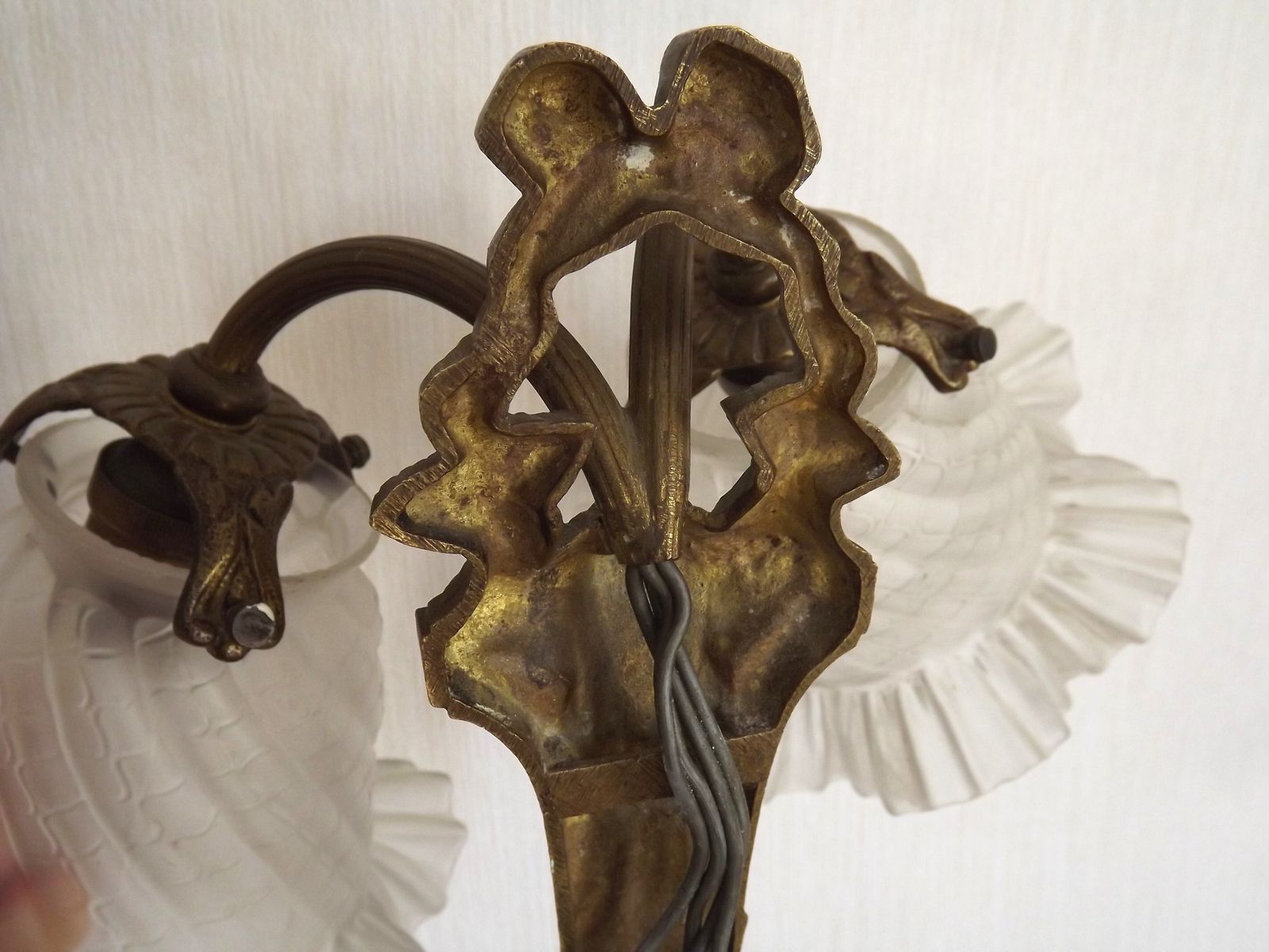 Applique murale double de style Rococo Revival français, en bronze, abat-jour en verre blanc à motifs. Luminaire d'époque. Double applique murale. Détail nœud et ruban. photo 138.0