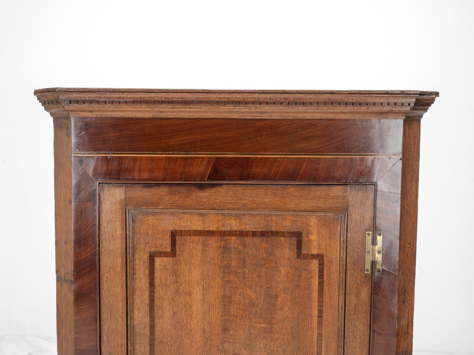 George III Oak & Mahogany Crossbanded Inlaid Wall Hanging Corner Cupboard, Late 18 Century Georgian photo vinterior