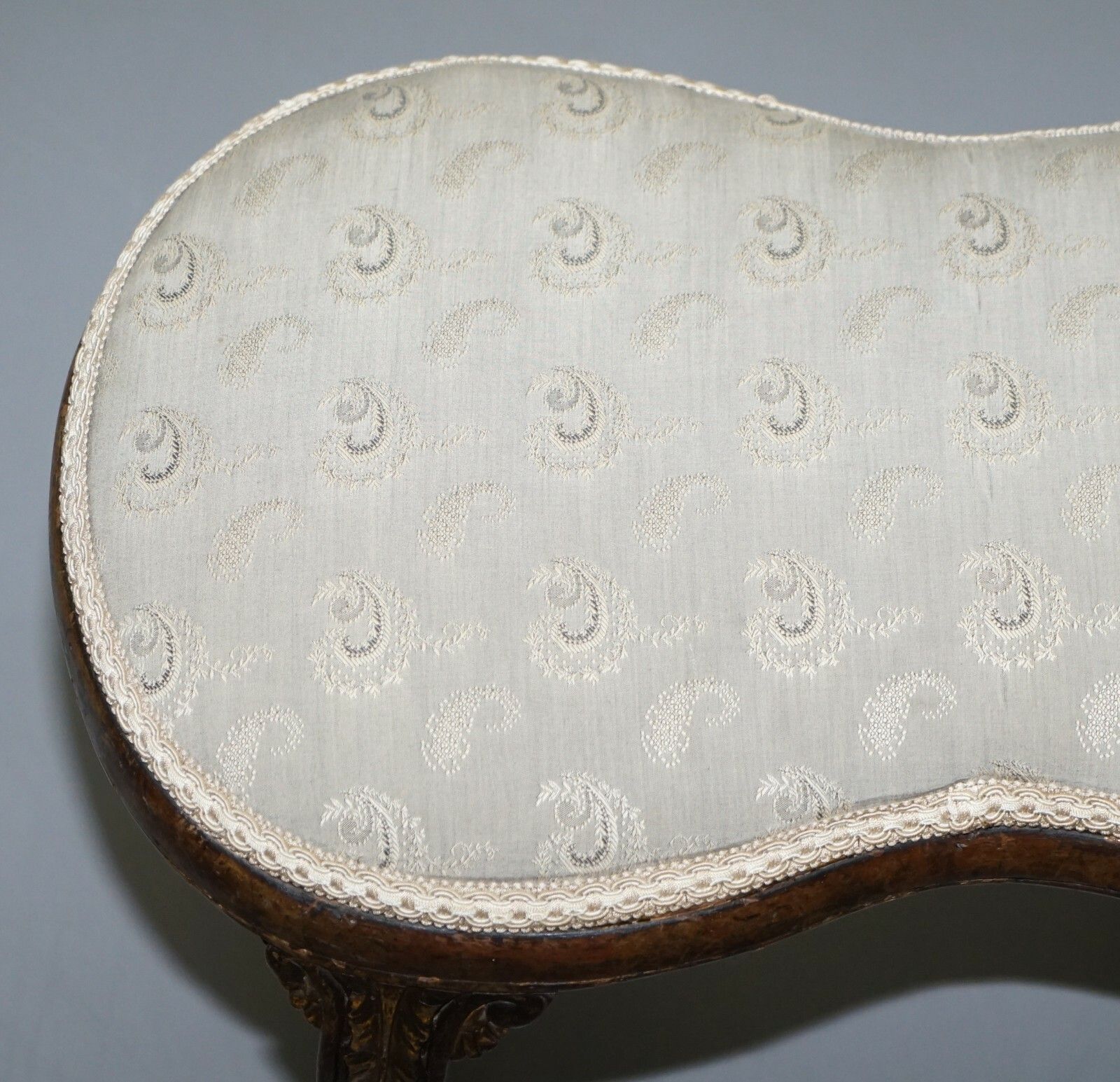 Rare Regency Walnut Giltwood Curved Kidney Saddle Stool Acanthus Leaf Detailing photo vinterior
