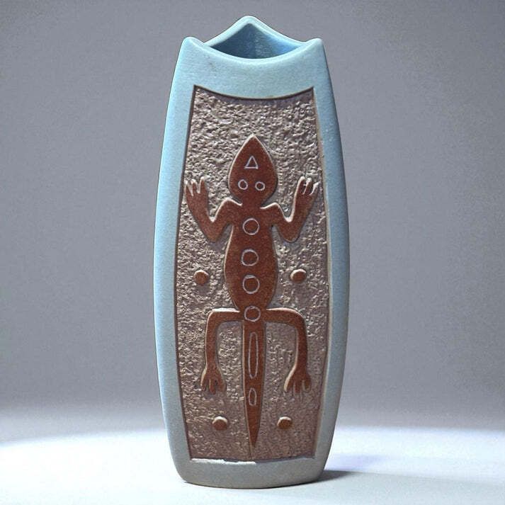 Mid Century Da Jing Tao Yi Pottery Vase 3 Sided Design