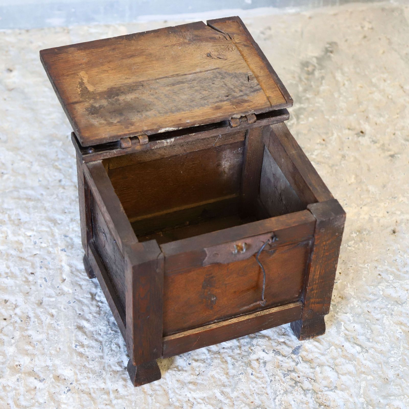 Oak Folk Art Casket Made In Circa 1800 1830 Utilising Constituent Parts From 1512 Onwards photo 450.0