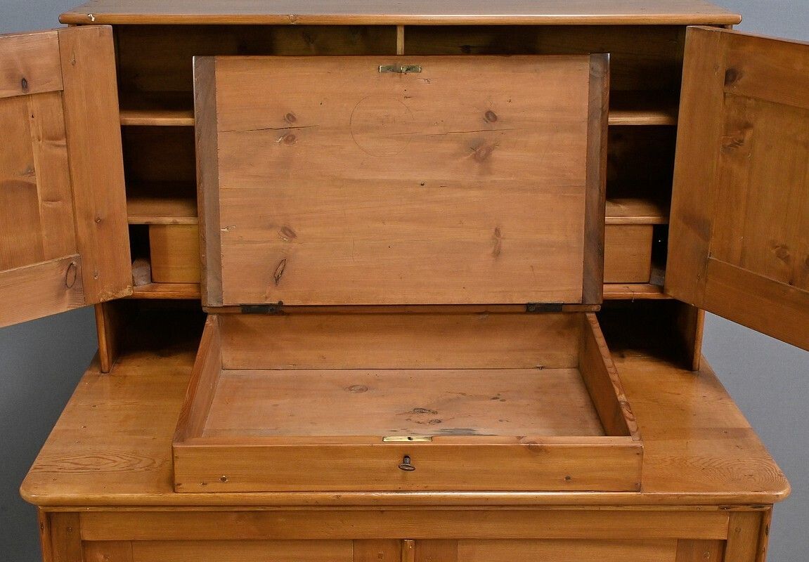 photo vintage Pitch Pine Commercial Furniture With Lectern – 1920