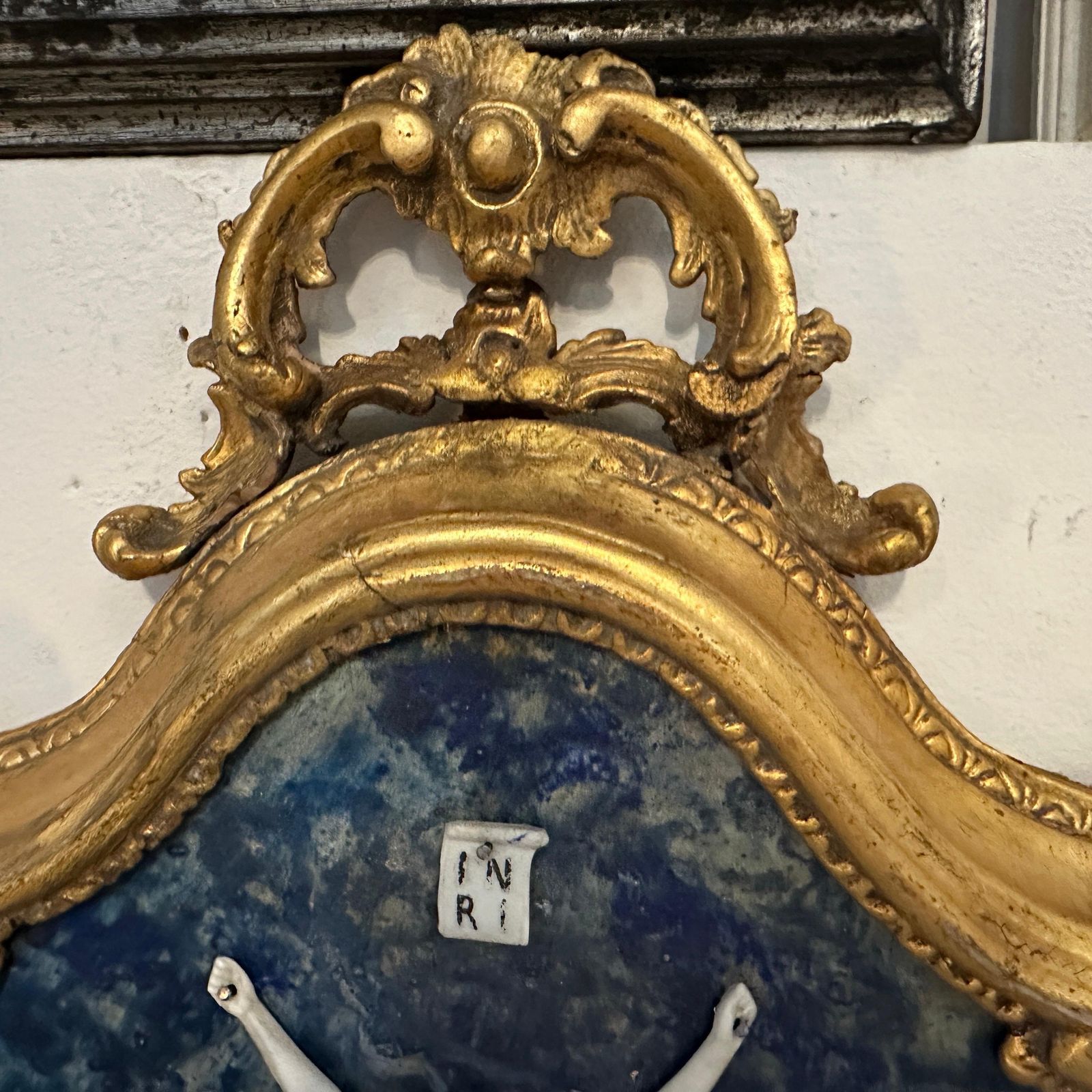 photo vintage A Baroque Style Gilded Wood Box Frame Displaying A White Porcelain Christ