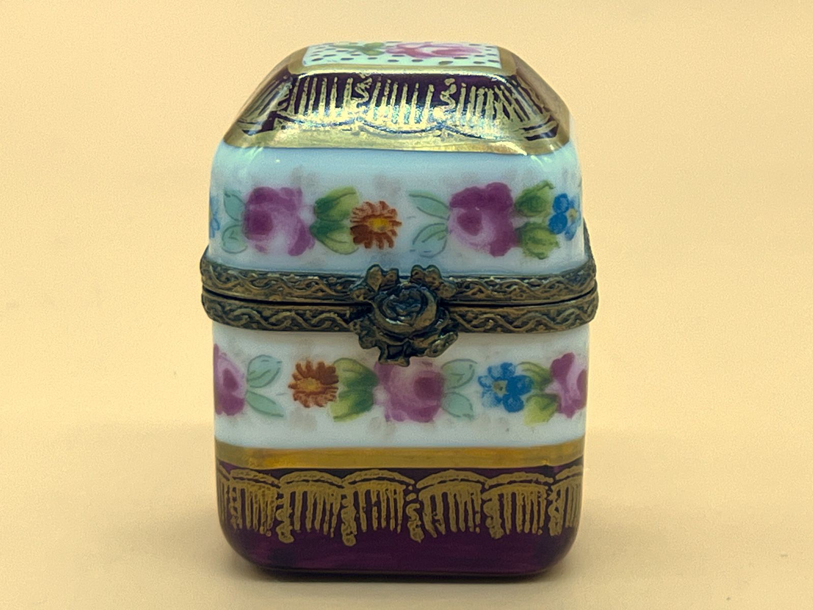 Limoges Porcelain France Floral & Red Trinket Box With 2 Red Internal Glass Perfume Bottles. photo vinterior