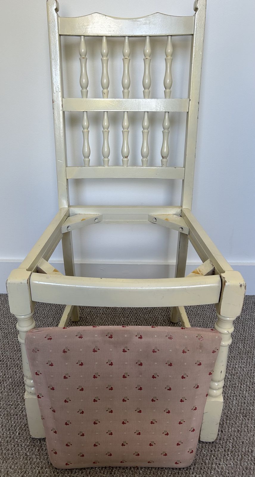photo furniture Cream Painted Upholstered Chairs 4