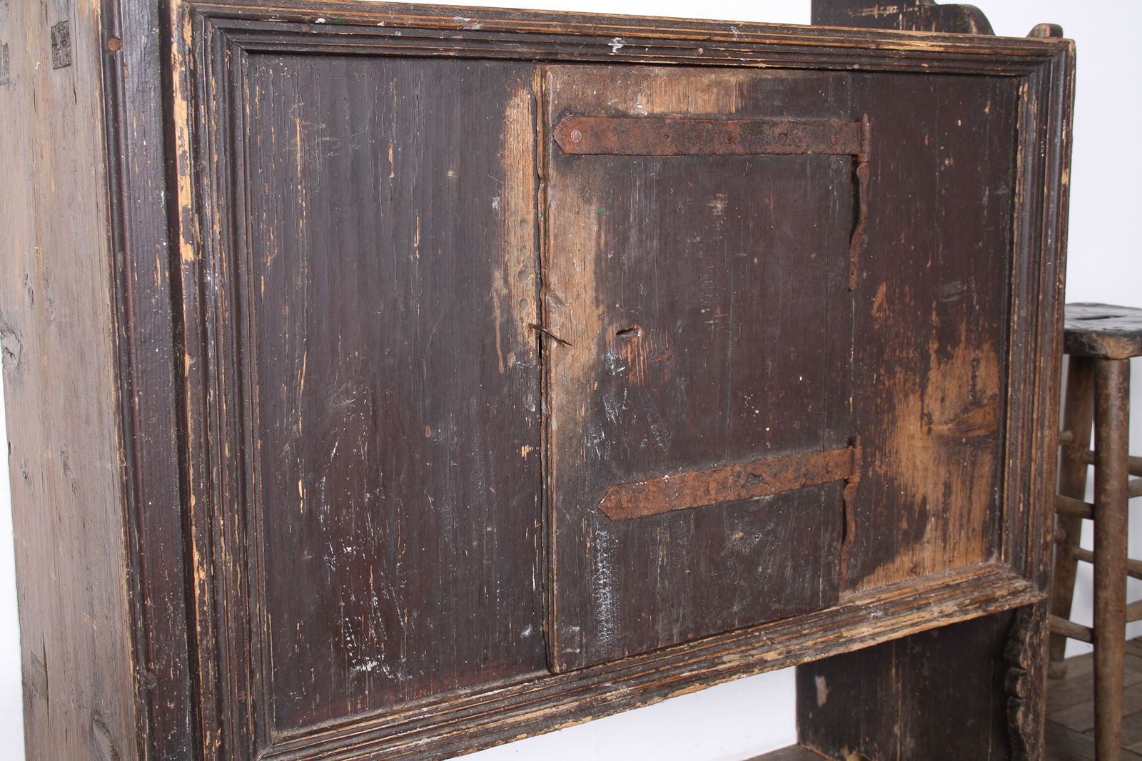 photo vintage Primitive Rustic European Farmhouse Kitchen Dresser Unit With Storage Shelves