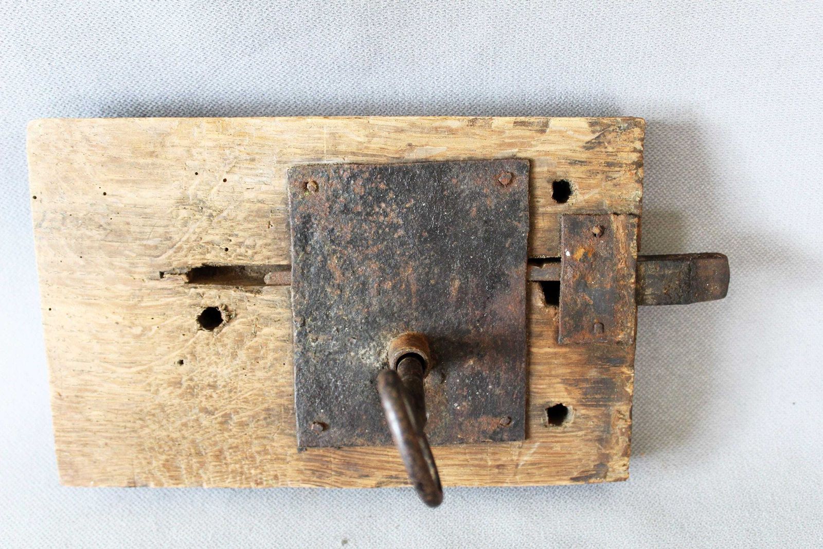 Groot Antiek Frans Boerenhoeve Deurslot Van Hout En Smeedijzer Met Sleutel – Handgemaakt, Geschikt Voor Restauratie, Buitendeur, Landelijke Stijl photo Woonaccessoires