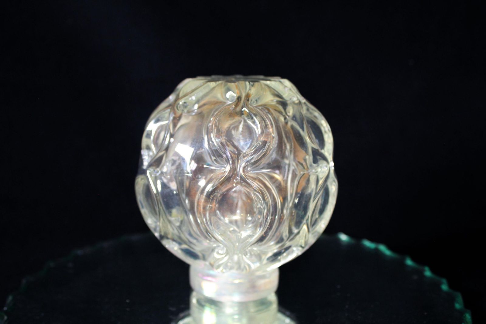 Vintage Glazen Balvormige Eindknop, Trapleuning Eindknop, Gegoten Bol, Licht Iriserend, Geometrische Vorm, Flesvaas, Heldere Transparantie photo Woonaccessoires