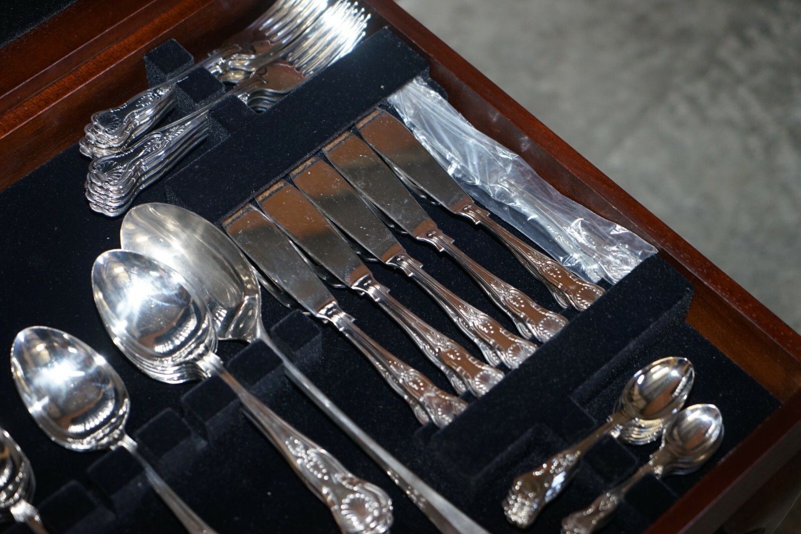 photo furniture 12 Place Setting Silver Plated & Espn Cutlery Set Inside Green Leather Table