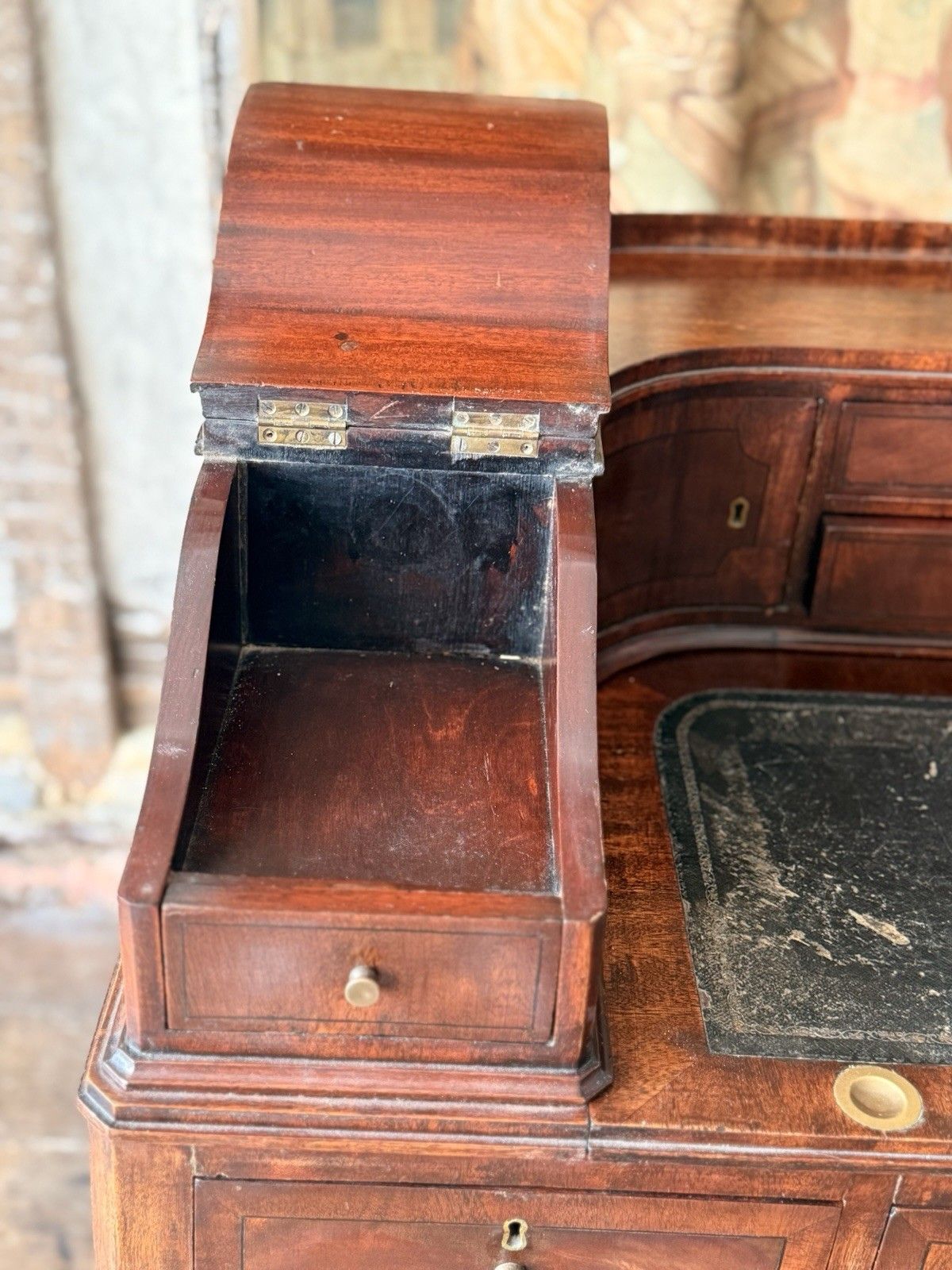 photo vintage Fine Quality English Antique Mahogany Carlton House Curved Writing Desk C 1860