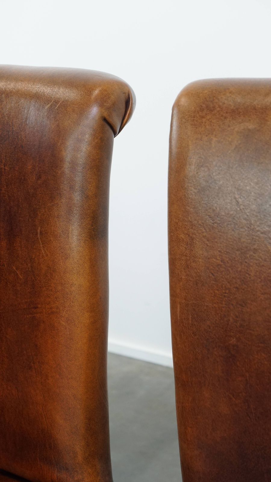 1471.0 Timeless Set Of 4 Stately, Comfortable Dining Chairs Made Of Sheepskin With A Decorative Nail Finish photo