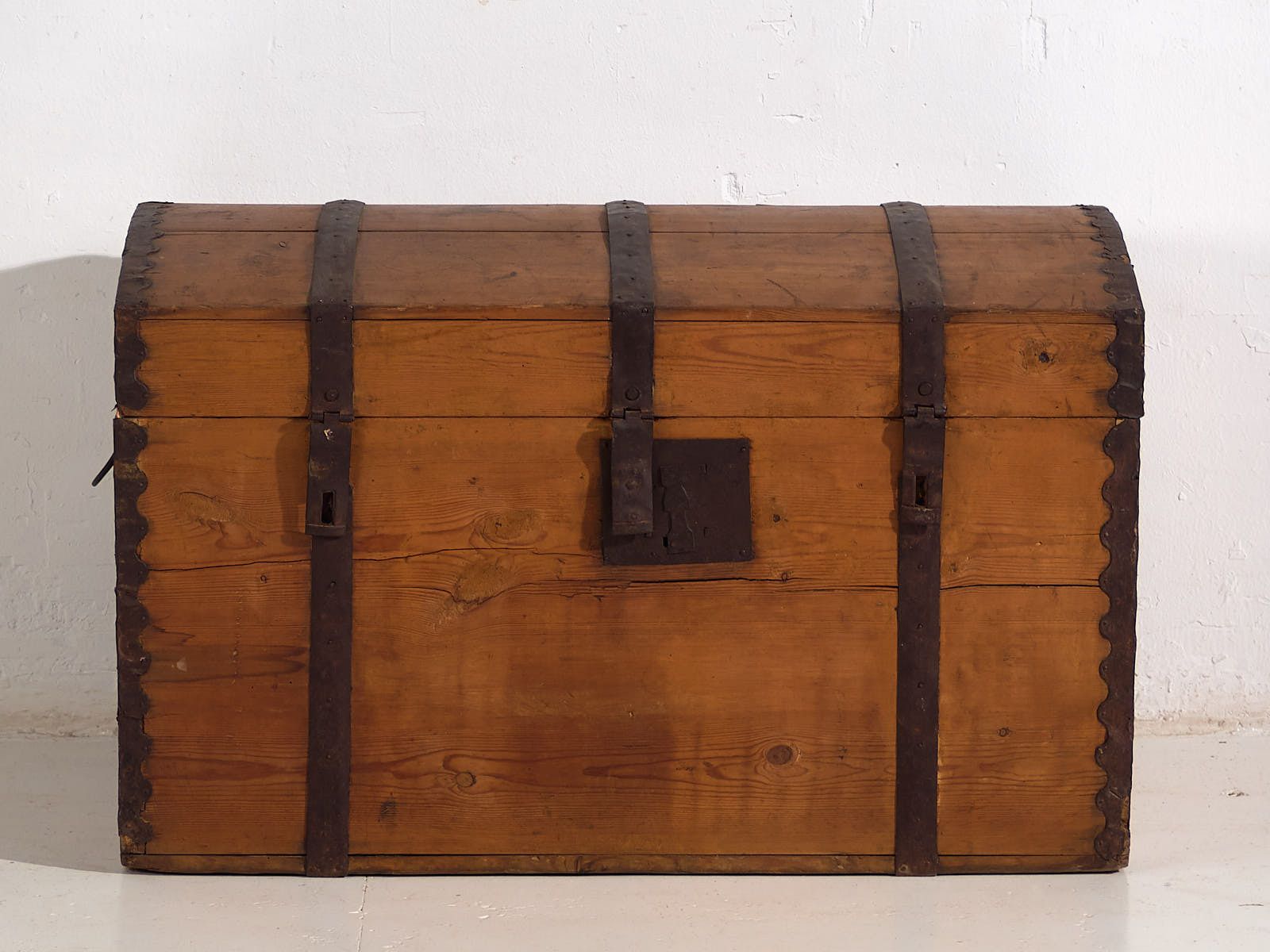 Antique Trunk With Metal Structure (C.1900) #80 photo vinterior