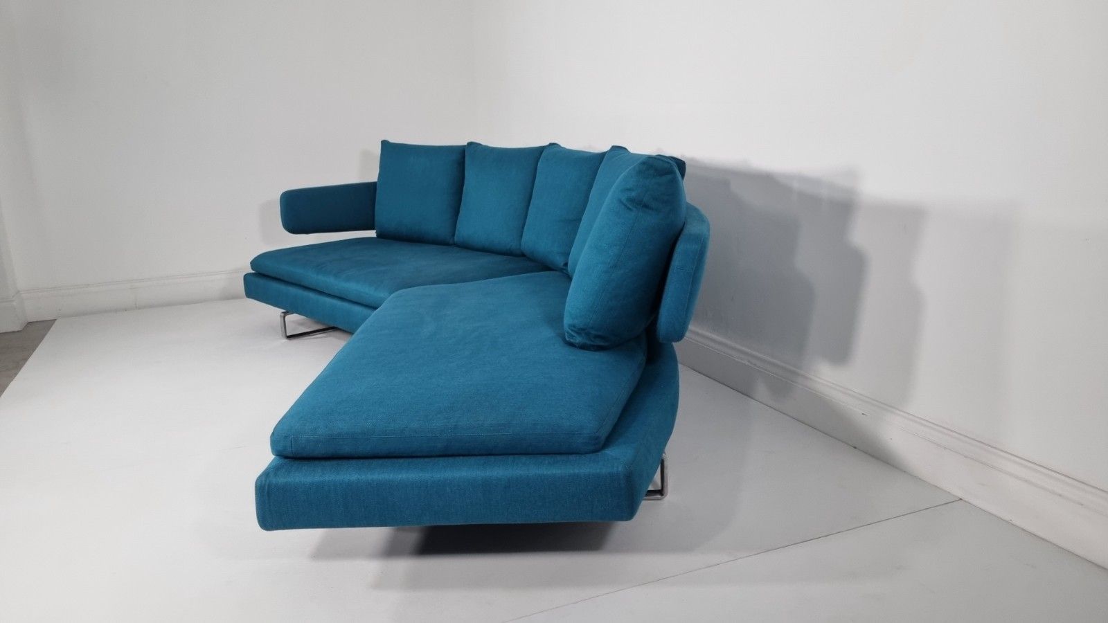 Bb Italia Arne A320 Curved Sofa In Adria Turquoise Fabric In Excellent Condition photo vinterior