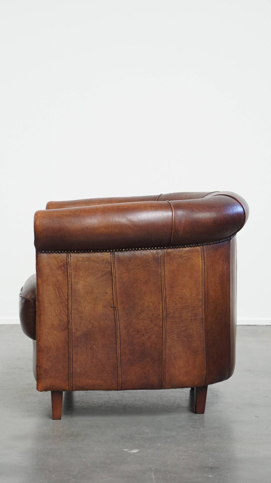 Elegante Schapenleren Club Fauteuil In Een Mooie Donkere Cognackleur photo 1038.0