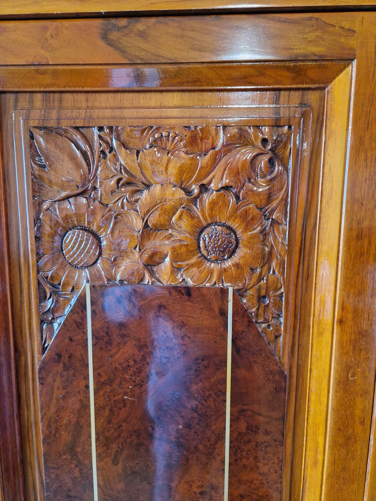 photo vintage Liberty Exceptional Cherrywood Display Cabinet W. Engravings, Inlays, Glass