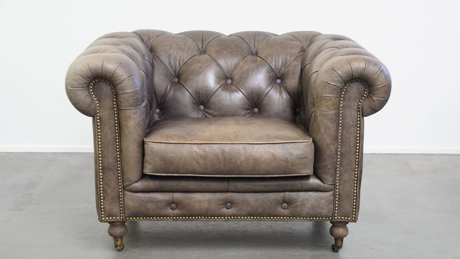 Ruime Grijze Koehuidenleren Chesterfield Club Fauteuil In Engelse Stijl Op Wieltjes photo furniture