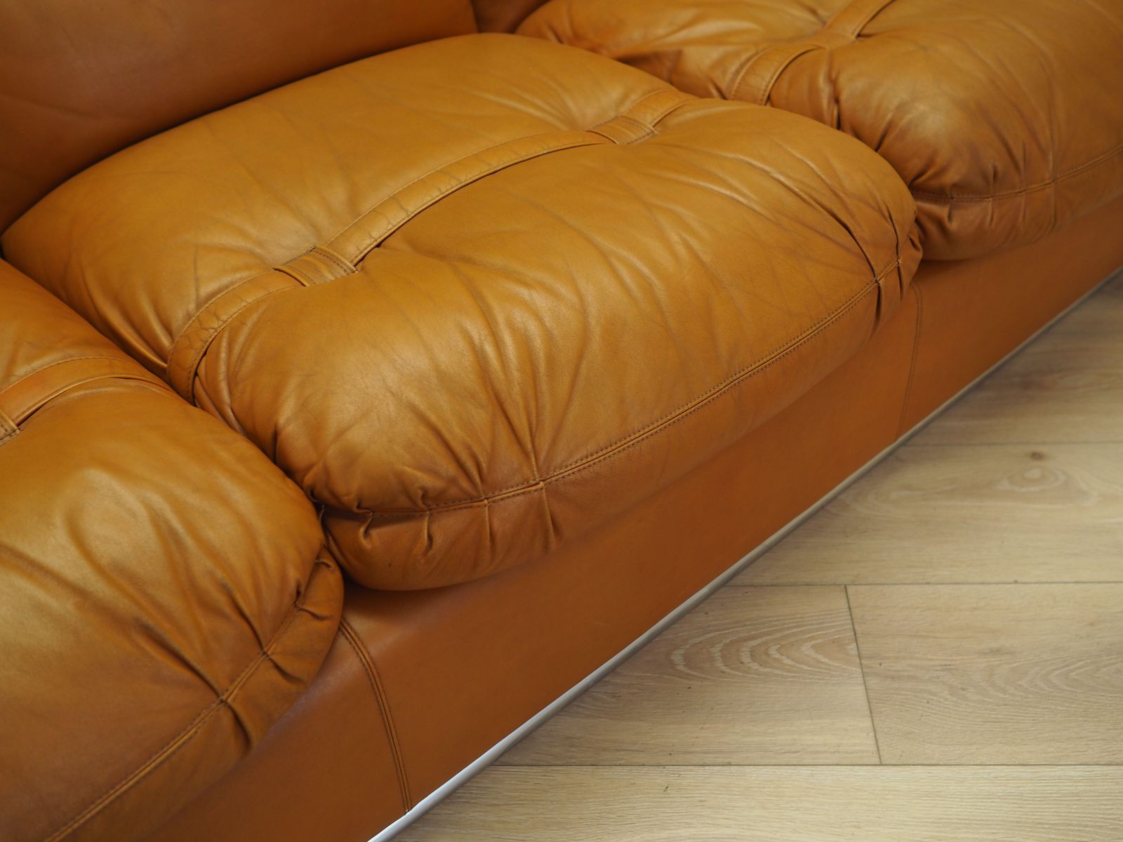 3009.0 Oranje leren bank | Space Age-design | ca. jaren 1960 | Italië photo