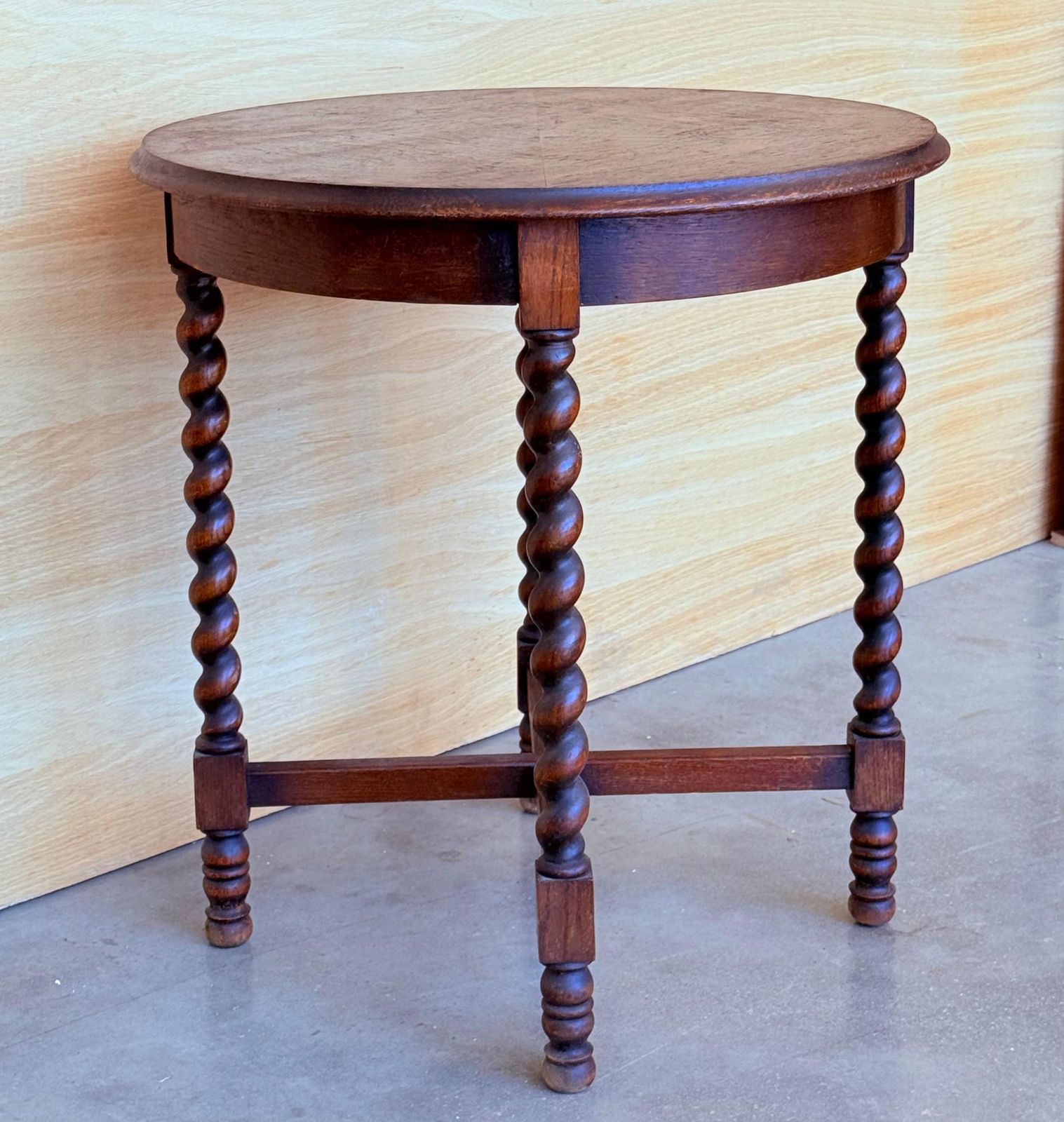 Table d'appoint espagnole en noyer, plateau rond à bords biseautés et pieds torsadés, début du XXe siècle photo for sale