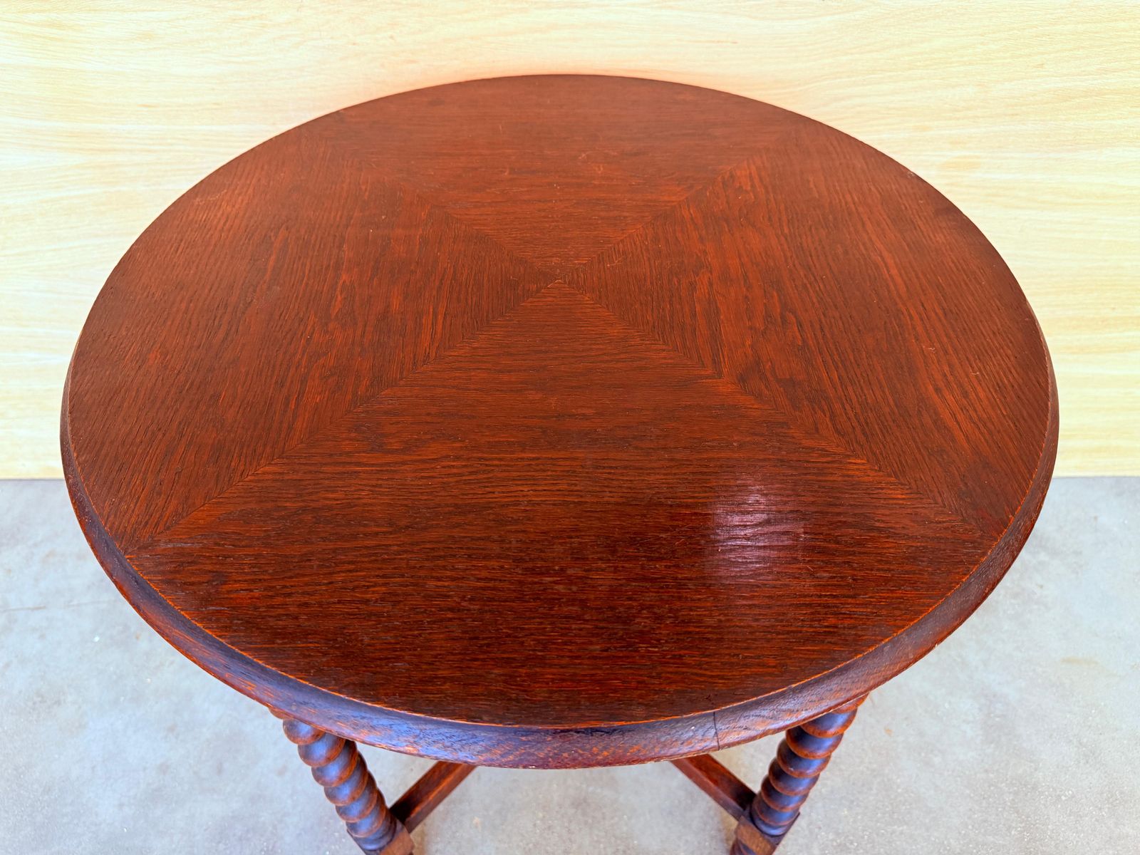Table d'appoint espagnole en noyer, plateau rond à bords biseautés et pieds torsadés, début du XXe siècle photo Mobilier
