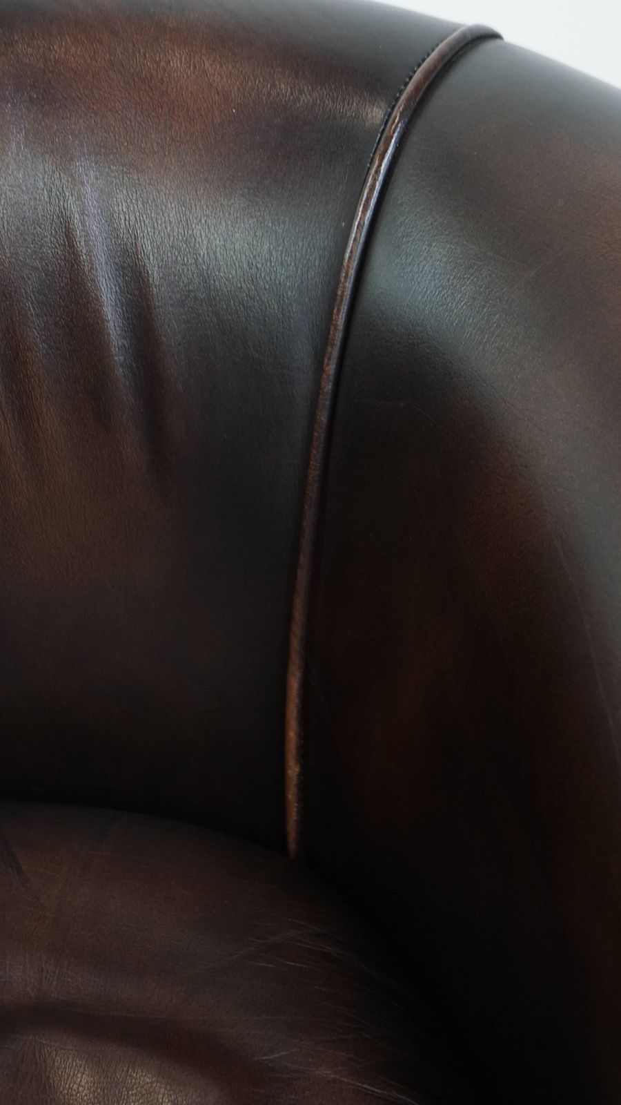 754.0 Elegant And Comfortable English Style Cowhide Club Armchair In A Beautiful Dark Color photo