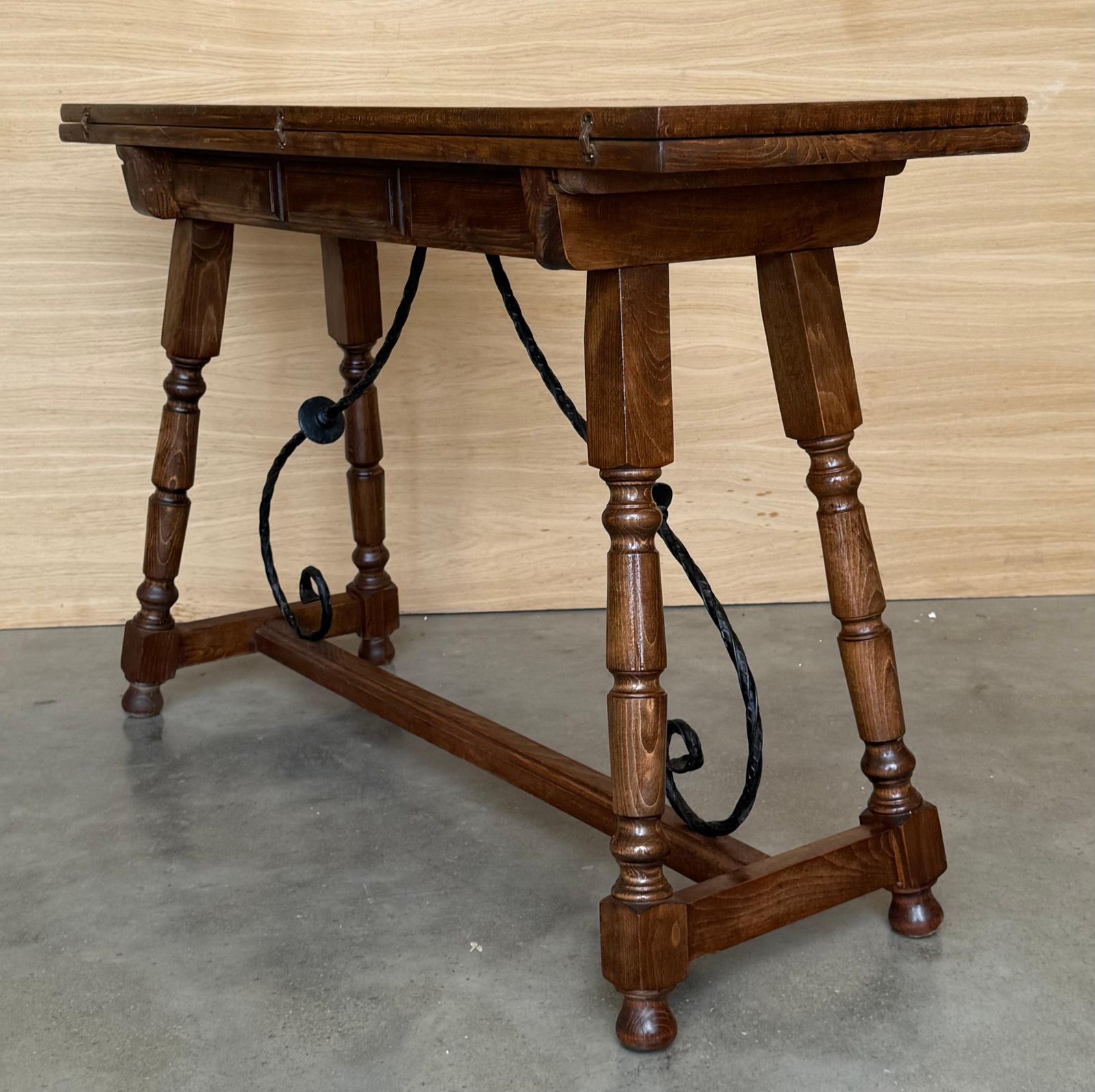 Console espagnole du XXe siècle, table de ferme pliante avec entretoise en bois photo vinterior