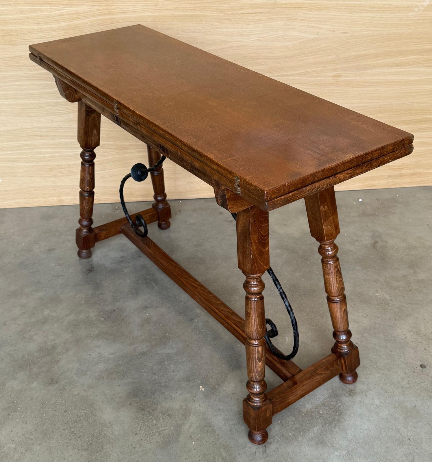 Console espagnole du XXe siècle, table de ferme pliante avec entretoise en bois photo buy