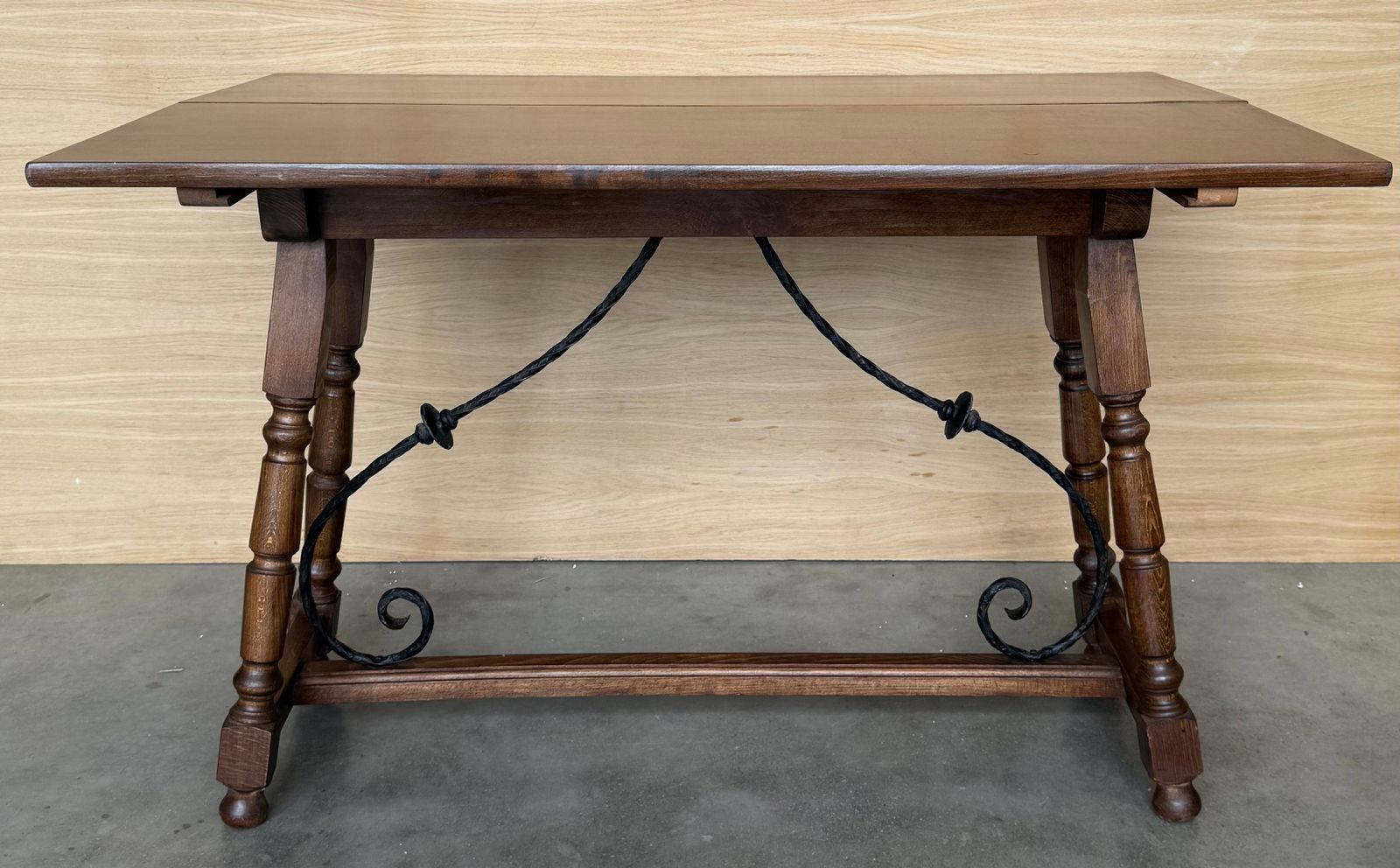 Console espagnole du XXe siècle, table de ferme pliante avec entretoise en bois photo vintage