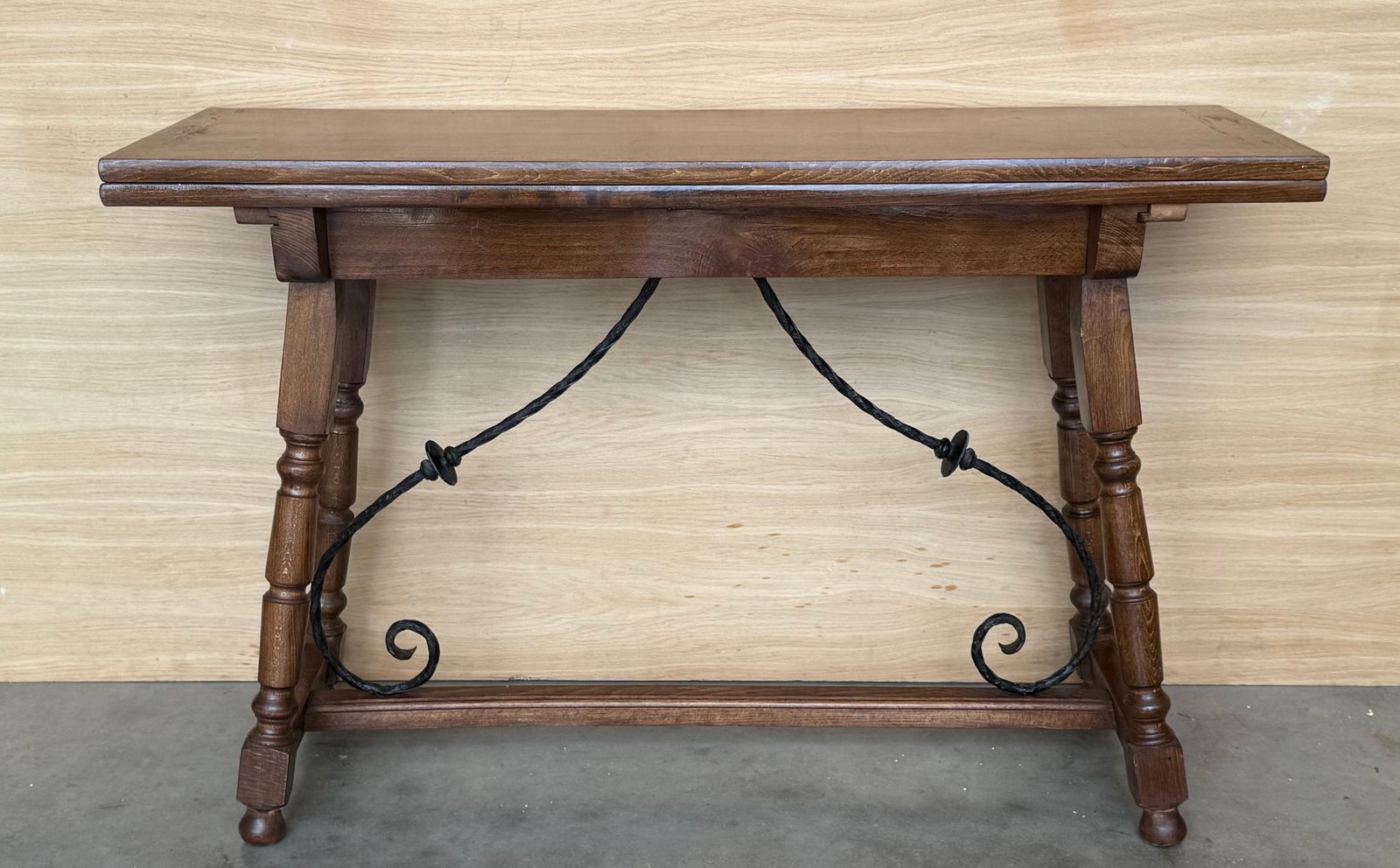 photo for sale Console espagnole du XXe siècle, table de ferme pliante avec entretoise en bois
