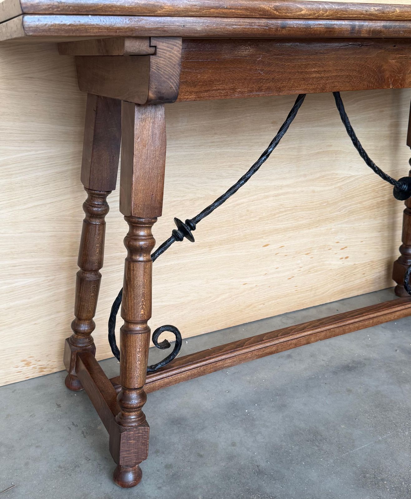 Mobilier Console espagnole du XXe siècle, table de ferme pliante avec entretoise en bois photo