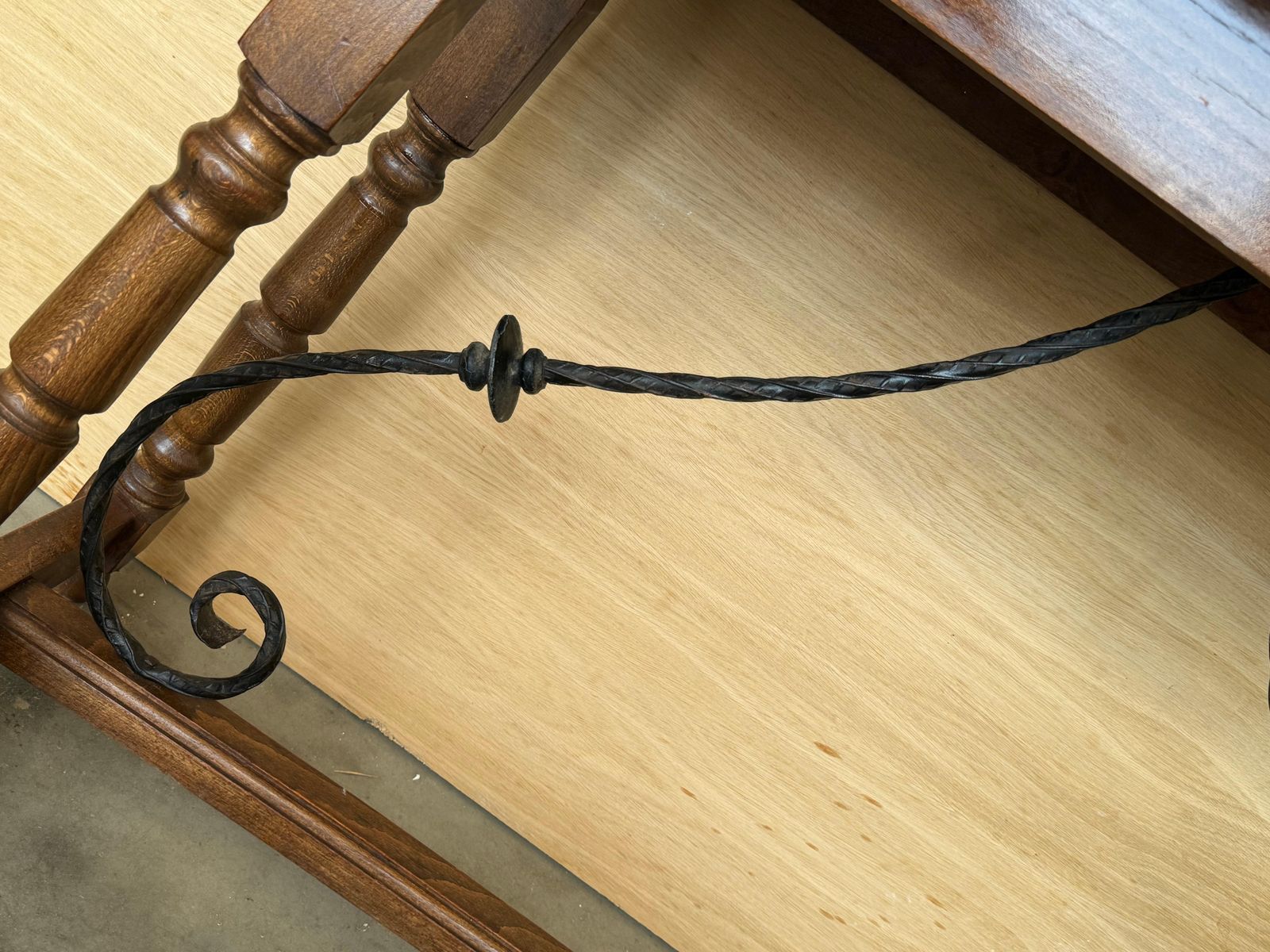 2410.0 Console espagnole du XXe siècle, table de ferme pliante avec entretoise en bois photo