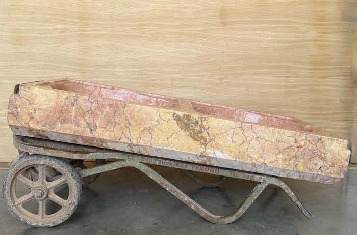 Évier de cuisine d'époque XIXe siècle à deux bacs en marbre rose sculpté à la main photo vinterior