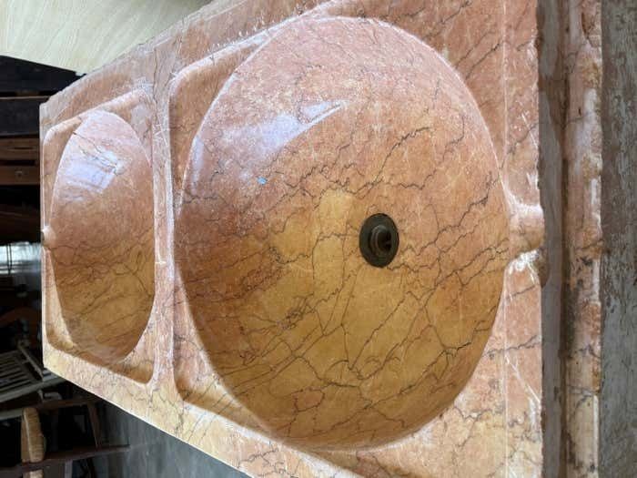 Évier de cuisine d'époque XIXe siècle à deux bacs en marbre rose sculpté à la main photo vintage