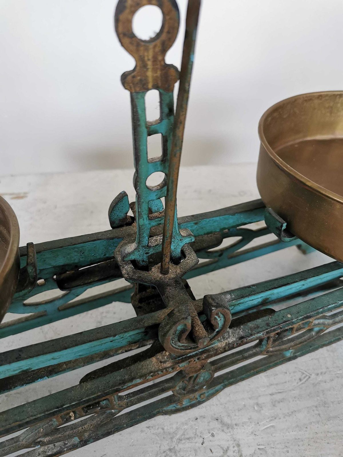 Antique Cast Iron Balance Scale With Brass Pans And Weights / 1960s Yugoslavia photo vinterior