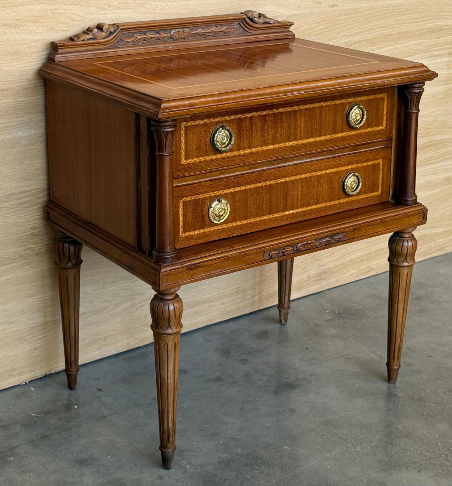 Tables de chevet ou tables d'appoint françaises en noyer, début du XXe siècle, à deux tiroirs photo vinterior