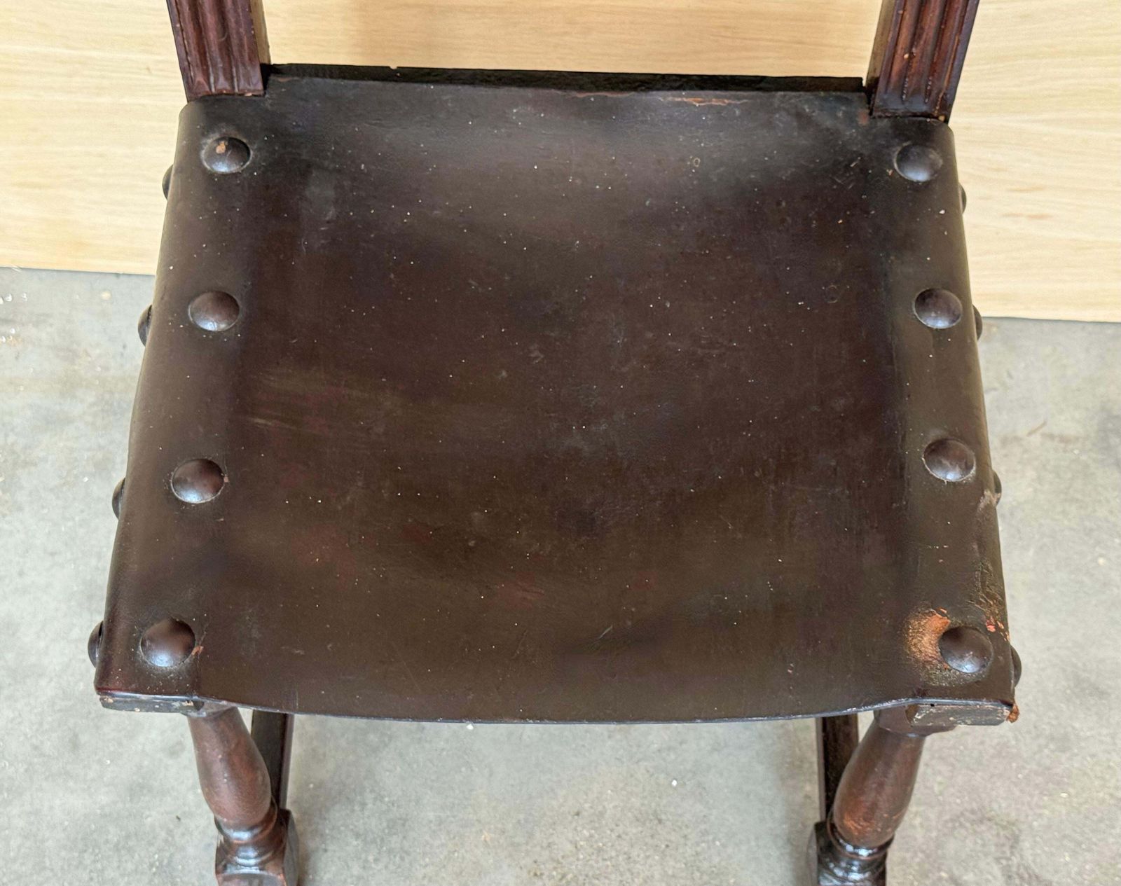 photo furniture Ensemble de six chaises espagnoles d'époque XIXe siècle, assise et dossier en cuir, sculptées à la main