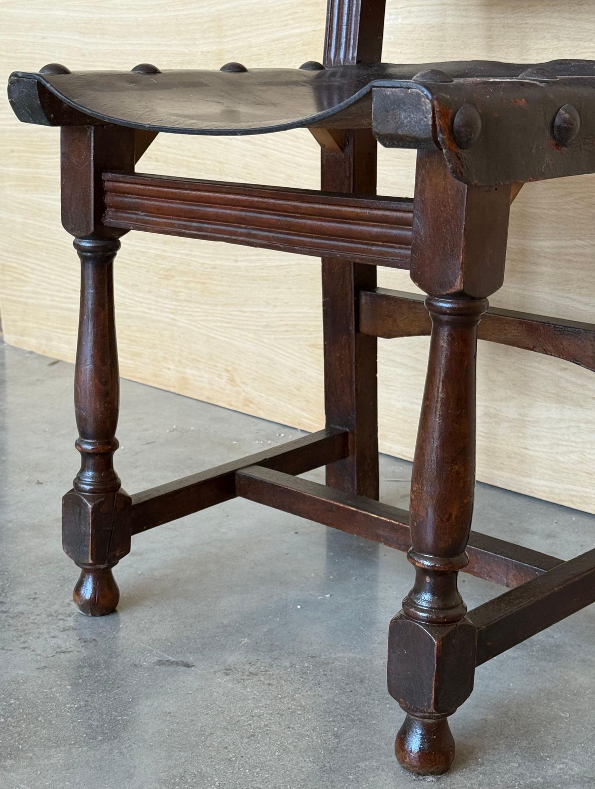 photo for sale Ensemble de six chaises espagnoles d'époque XIXe siècle, assise et dossier en cuir, sculptées à la main