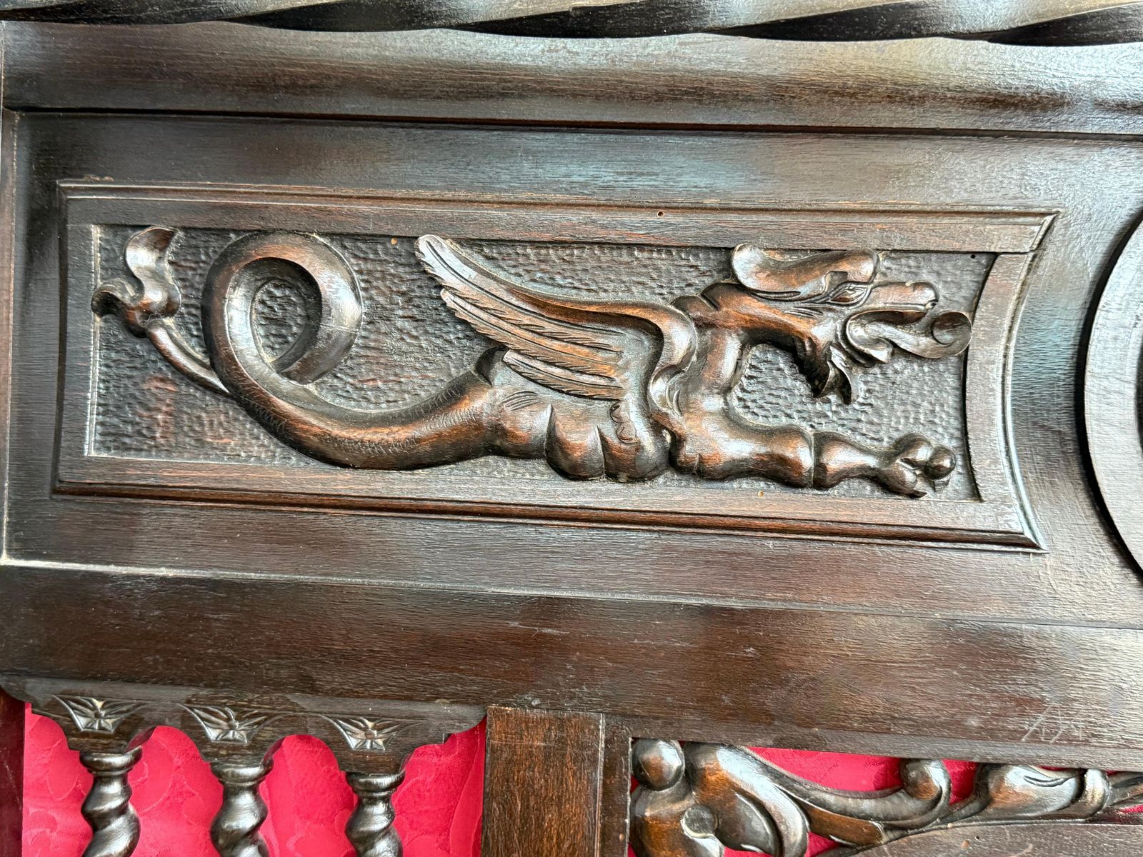 photo for sale Porte-manteau espagnol en noyer massif sculpté, fond en damas rouge, XIXe siècle