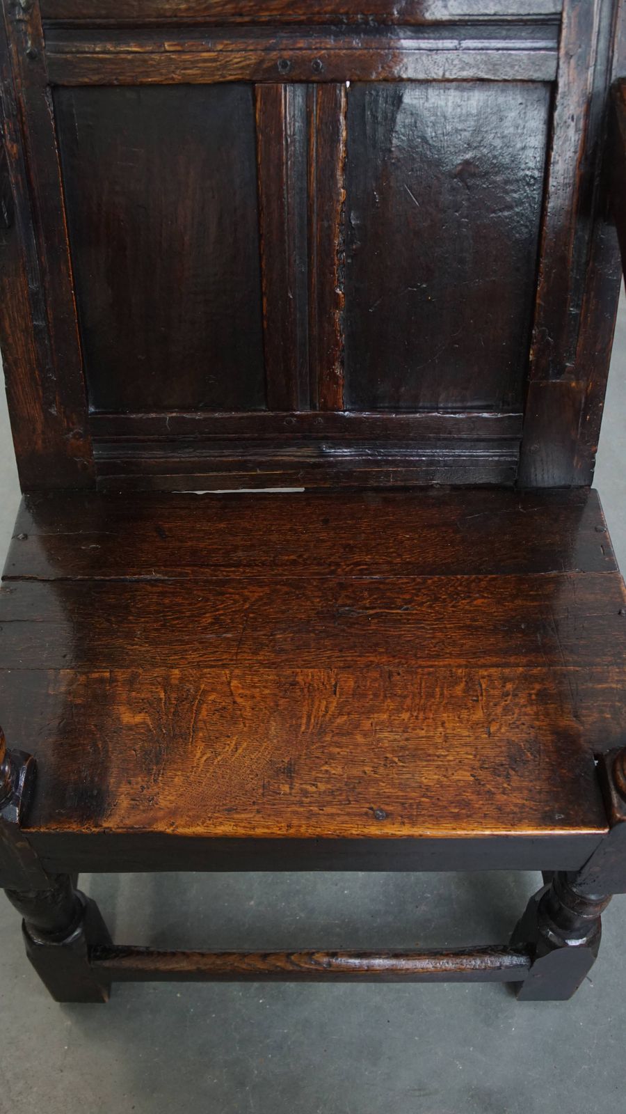 Statige Antieke Eikenhouten Wainscot Stoel / Zijstoel Uit De 17e Eeuw Met Warme Kleurstelling photo vinterior